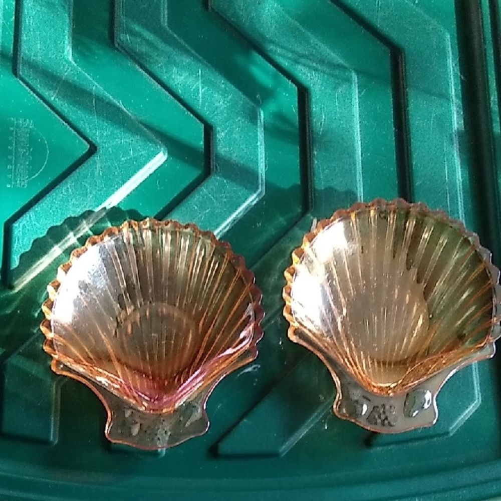 Elegant Shell-Shaped Glass Bowls - Amber